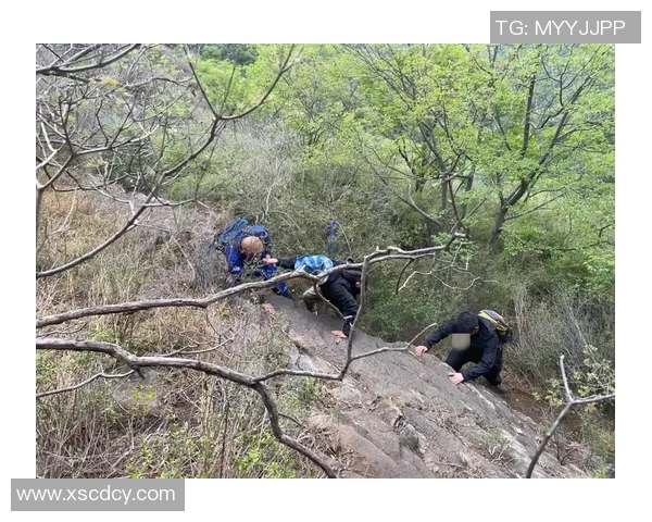 失温驴友在山崖边呼救“我好冷！”长沙市蓝天救援队星夜驰援